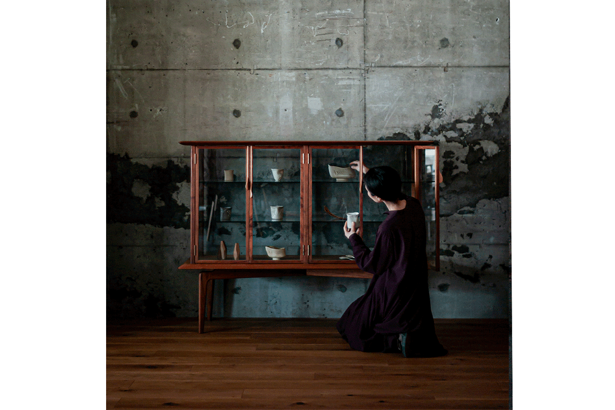 hyuece glass cabinet