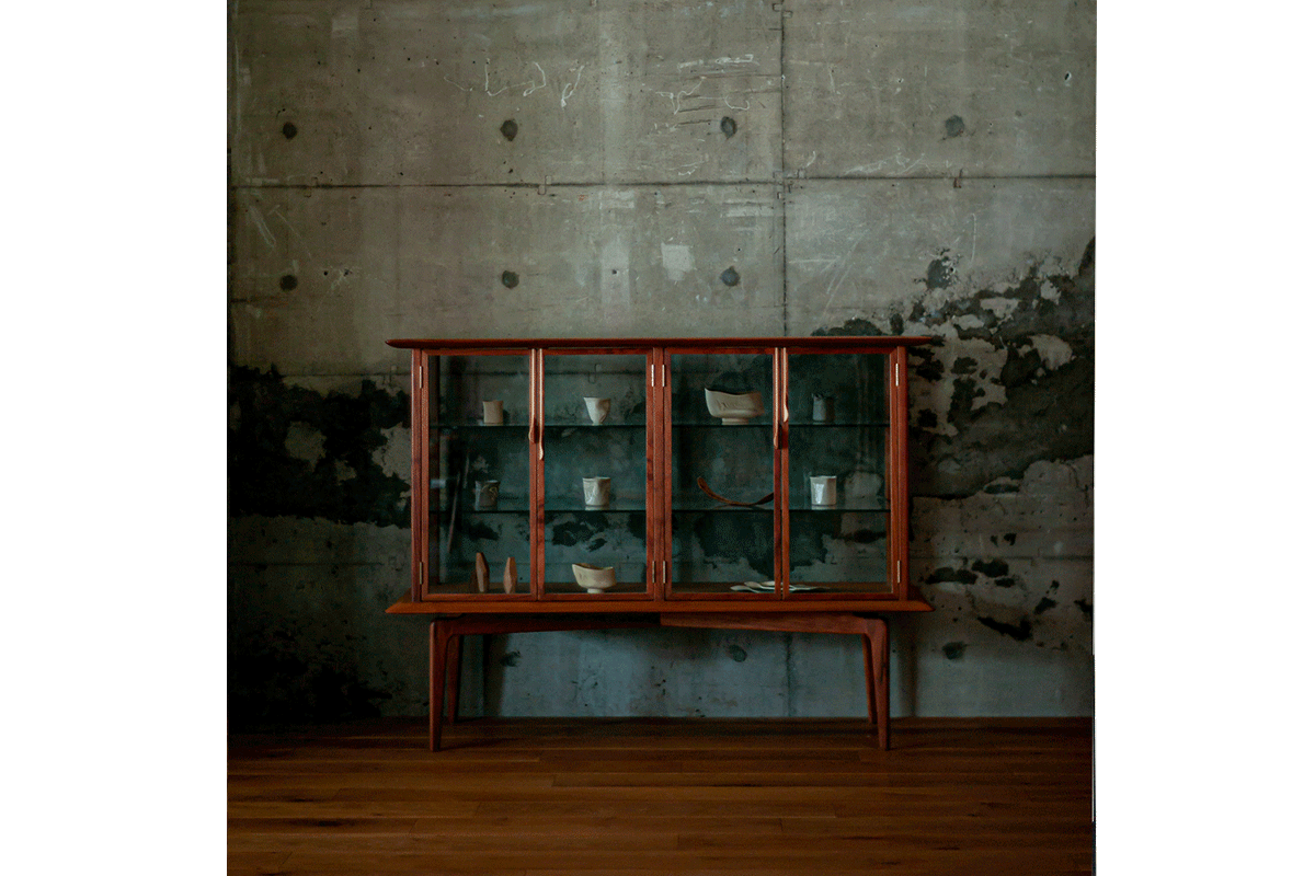 hyuece glass cabinet