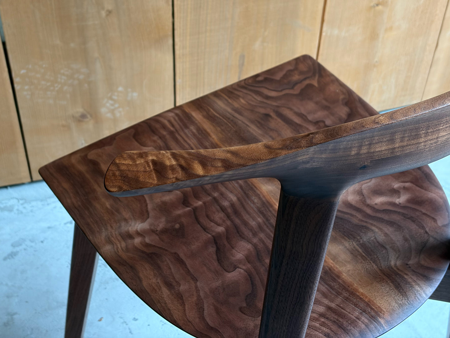 sim arm chair / walnut / 5053