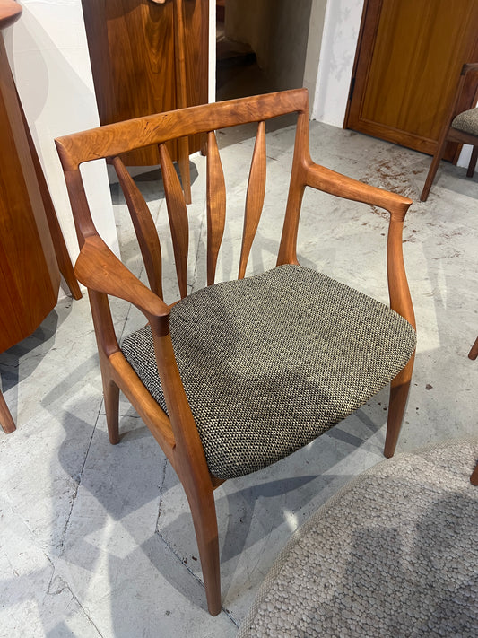 maerge chair CH 4757