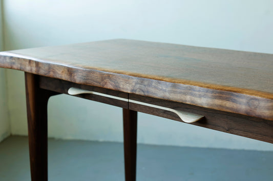 desk W1300 / walnut 5351