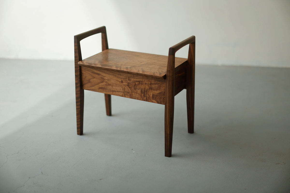 genkan stool / walnut / 5154