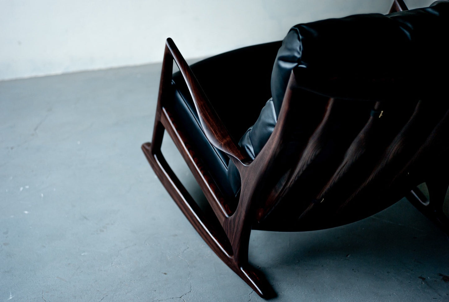 rocking sofa black edition