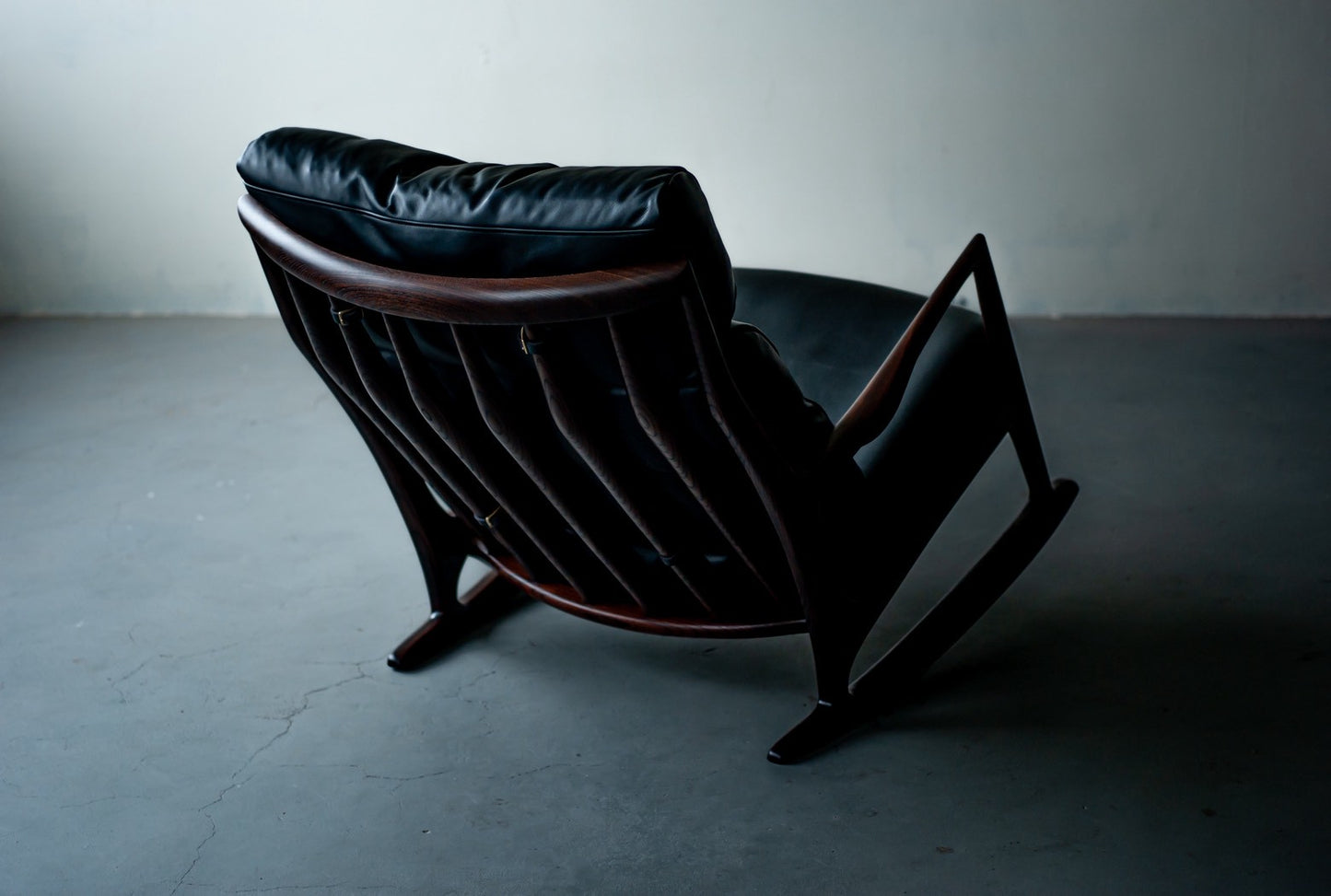 rocking sofa black edition