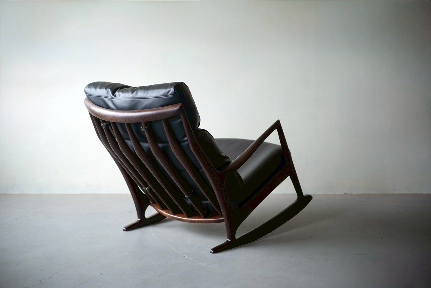rocking sofa black edition