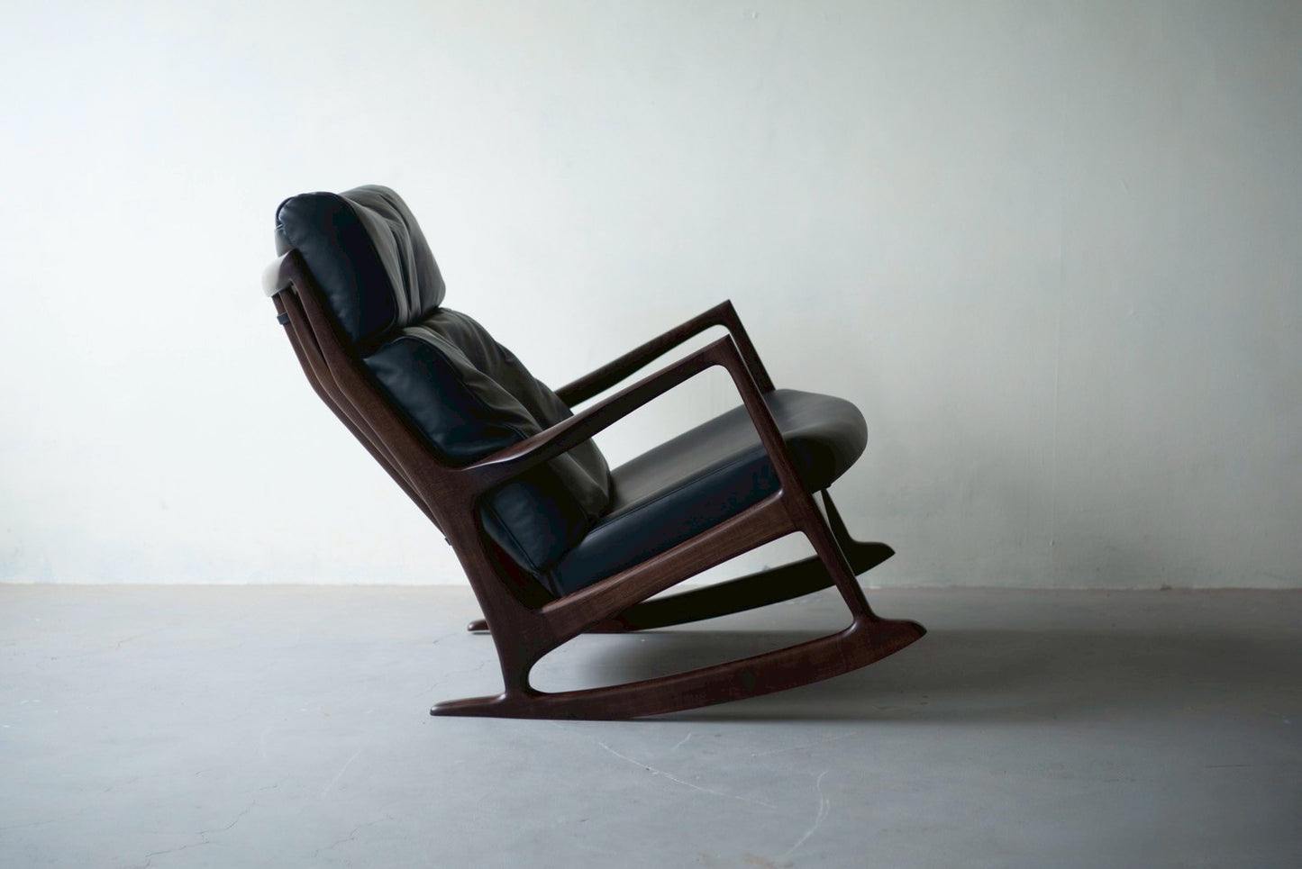 rocking sofa black edition