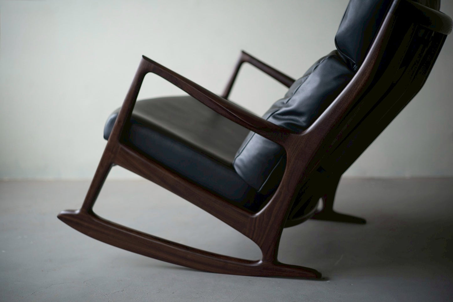 rocking sofa black edition